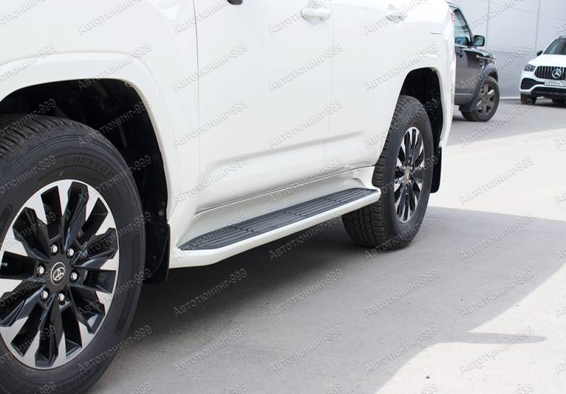   Toyota Land Cruiser 300     (8)  -999